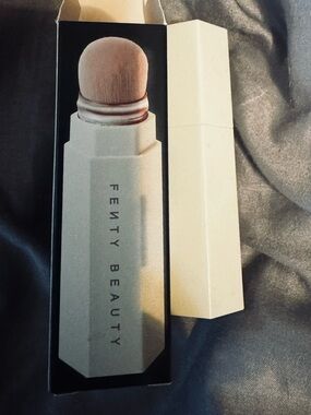 Fenty Beauty Contour + Concealer Brush in White